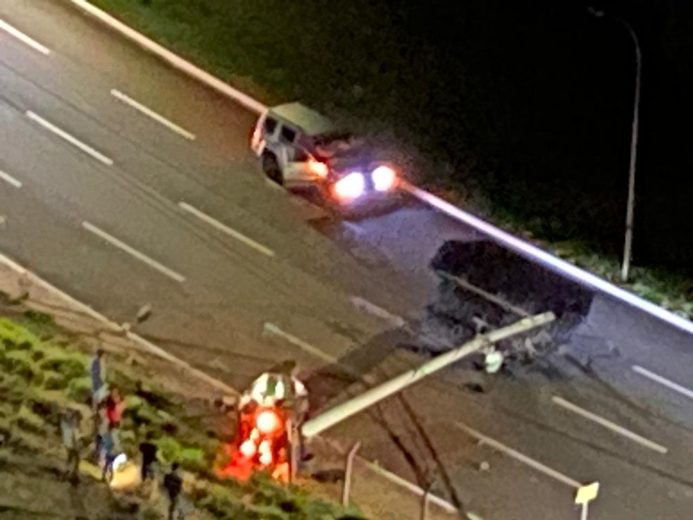 Acidente foi em trecho de curva da Via Parque — Foto: Cristina Mayumi/TV Morena