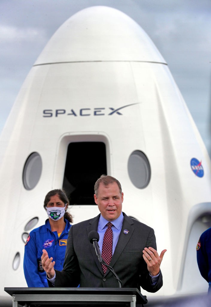 NASA administrator Jim Bridenstine delivers remarks as NASA astronaut Sunita Williams listens during the pre-launch press conference for the SpaceX Crew-1 mission, at Kennedy Space Center, Friday, November 13, 2020. A crew of four astronauts will be launc (Foto: TNS)