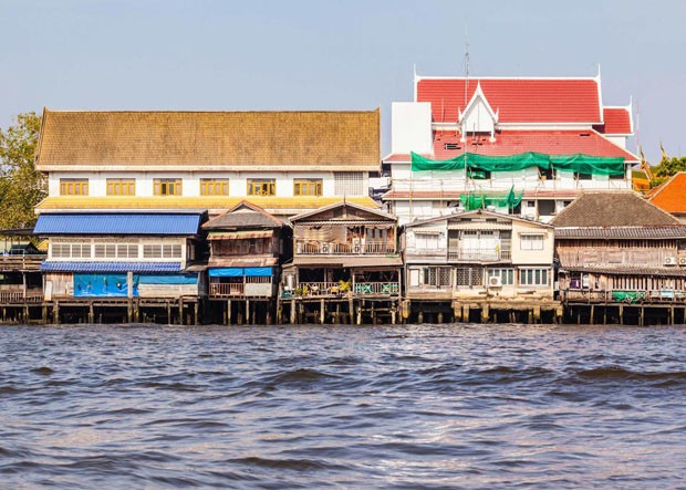 Site: Chao Phraya RiverCountry: ThailandCaption: Colorful houses on stilts on the riverside of chao Praya River in Bangkok, ThailandPhotographer: Dario Lo PrestiProvenance: Shutterstock 346765739 (Foto: Divulgação)