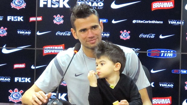 Leandro Castán com o filho na coletiva do Corinthians (Foto: Carlos Augusto Ferrari / Globoesporte.com)