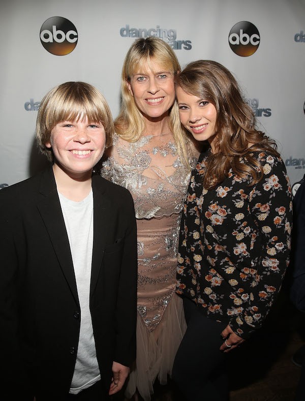 Terri Irwin e seus dois filhos com o apresentador Steve Irwin (Foto: Getty Images)