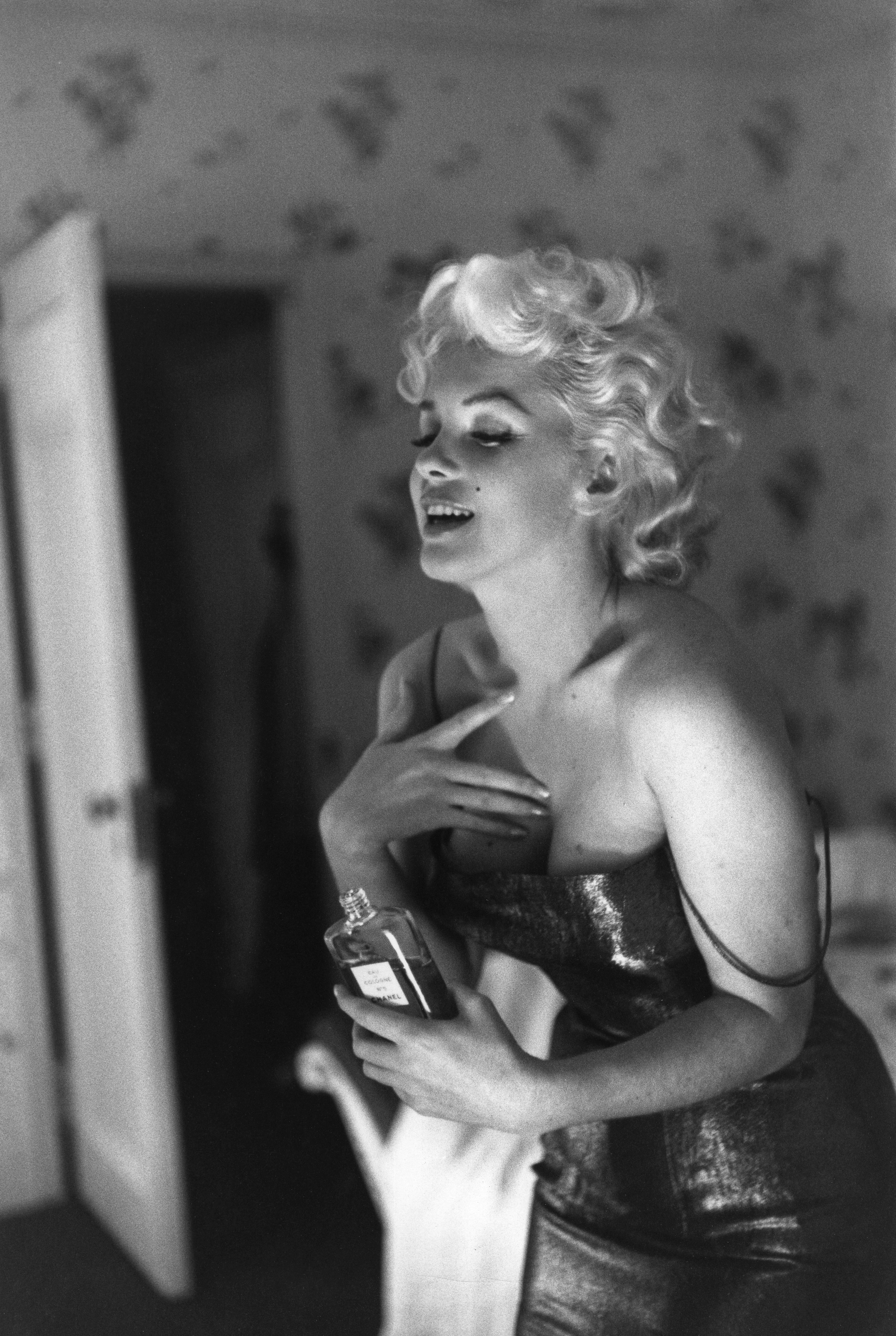 NEW YORK - MARCH 24: Actress Marilyn Monroe gets ready to go see the play "Cat On A Hot Tin Roof" playfully applying her make up and Chanel No. 5 Perfume on March 24, 1955 at the Ambassador Hotel in New York City, New York. (Photo by Ed Feingersh/Michael  (Foto: Reprodução)