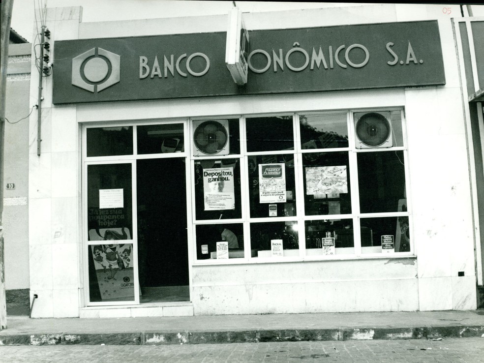 Agência do Banco Econômico em Aiquara, na Bahia — Foto: Biblioteca/IBGE