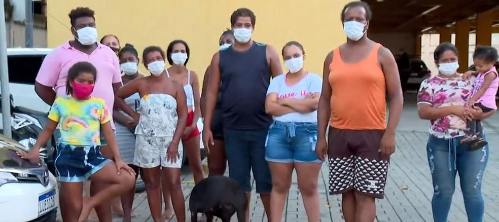 Moradores de Belford Roxo esperam por depoimento de homem na Delegacia de Homicídios da Baixada Fluminense — Foto: Reprodução/TV Globo