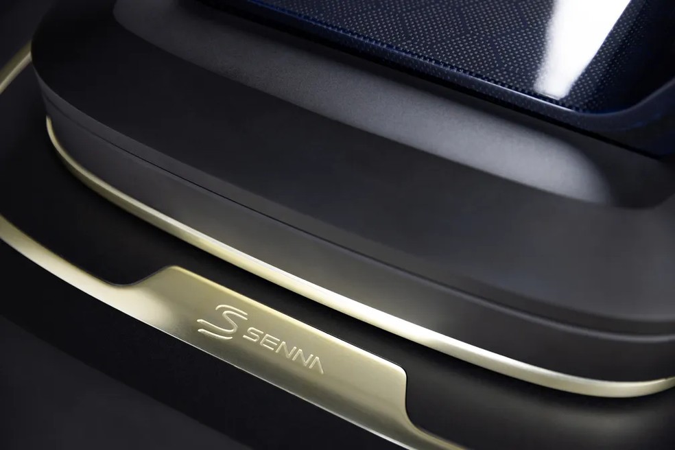 Cadeiras desenvolvidas em parceria com a Embraer para homenagear Ayrton Senna são vendidas a US$ 35 mil. — Foto: Divulgação/Marca Senna