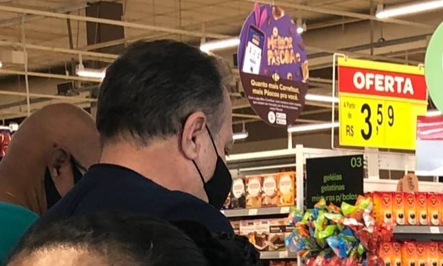 Pazuello em supermercado em Brasília