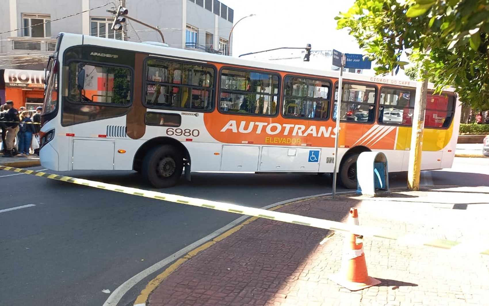 Idoso morre após ser atropelado por ônibus de transporte público no Centro de Varginha, MG