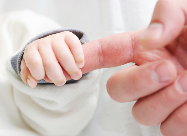 Bebê; mão; contato; mãe; ansiedade de separação (Foto: Thinkstock)