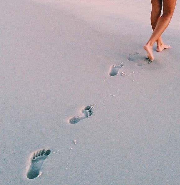Grazi Massafera publica foto artística na areia (Foto: Reprodução/Instagram)