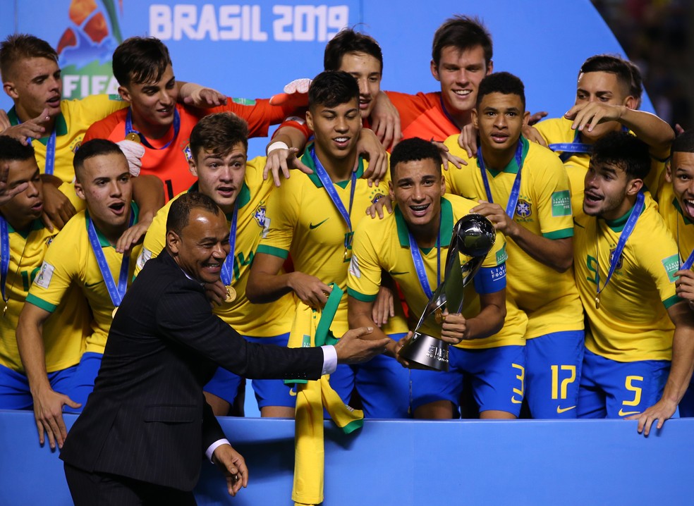 Cafu Henri taça Mundial Sub-17 Brasil seleção brasileira — Foto: Buda Mendes/Fifa via Getty Images