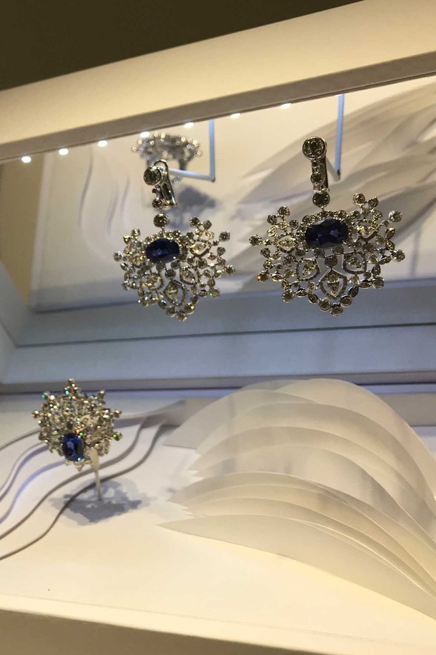 Chaumet's diamond earrings and brooch set in white gold with sapphires from Ceylon (Foto: NATASHA COWAN)