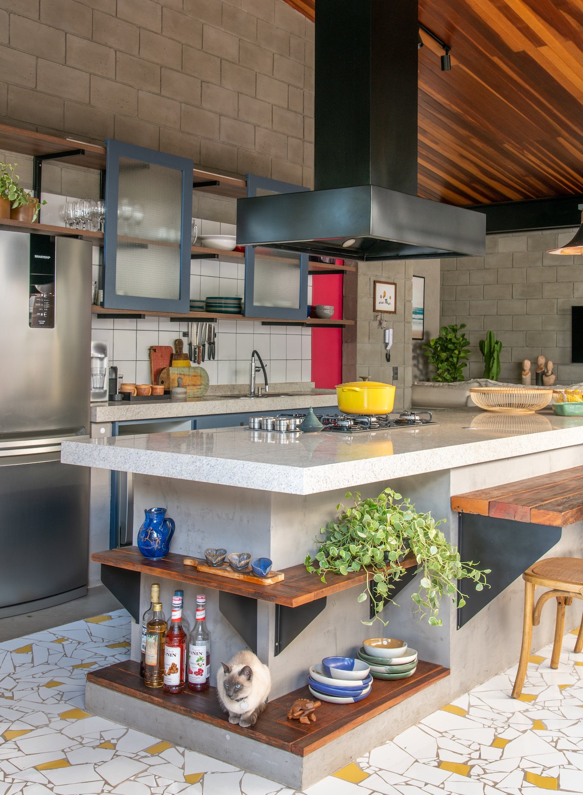 COZINHA | A cozinha, um dos ambientes mais usados pelos moradores, e logo ali dá pra conhecer um pouco da personalidade da dupla (Foto: Divulgação / Favaro Jr.)