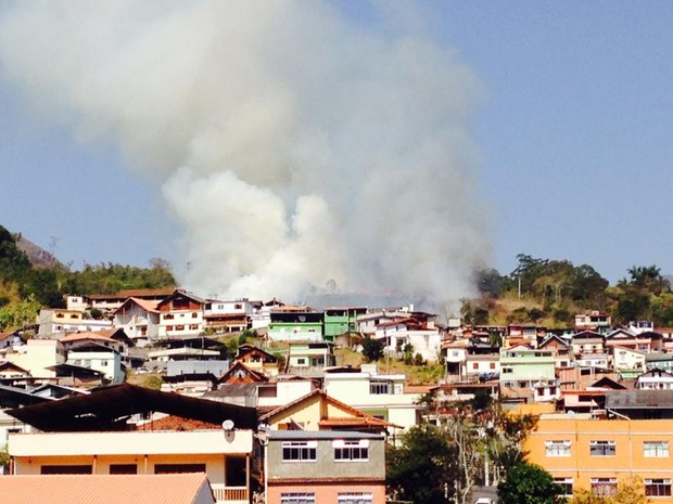 G1 - Incêndio atinge área de preservação ambiental em Nova Friburgo, no ...