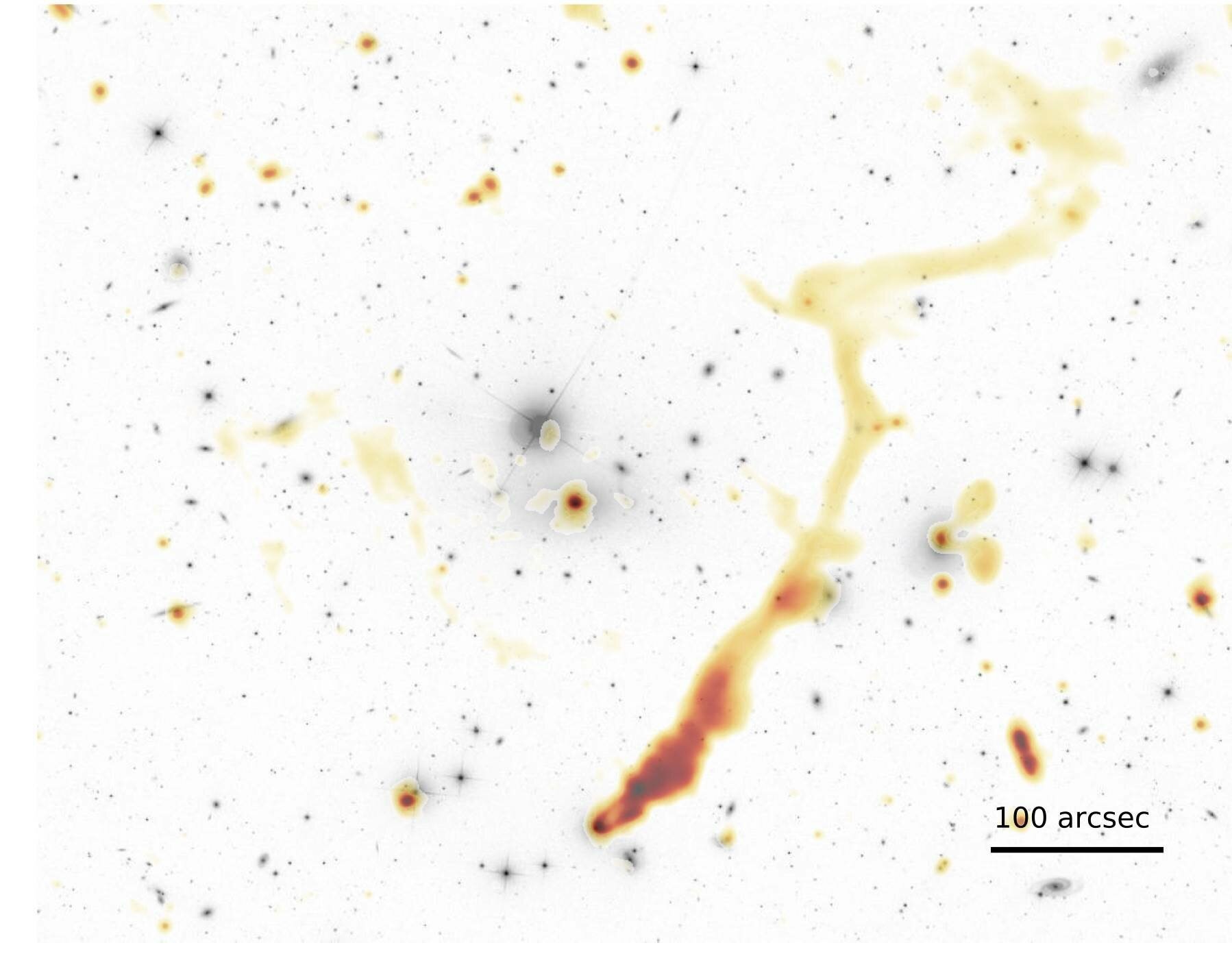 Conjunto de galáxias Abell 1314 visto por LOFAR. Cinza indica a luz visível, enquanto o laranja represeta as emissões de rádio 'ocultas' (Foto: Rafaël Mostert/LOFAR Surveys Team/Sloan Digital Sky Survey DR13)