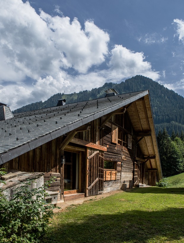 Casa nos Alpes franceses encanta com estrutura de madeira e décor minimalista  (Foto: Gilles Trillard)