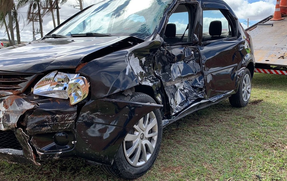 Acidente entre carro e carreta deixa três feridos em Itapeva (SP) — Foto: Itapeva Alerta/Divulgação