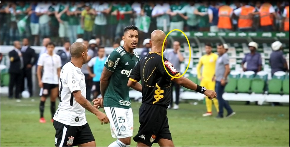 Foto anexada ao relatório da Kroll mostra integrante da comissão técnica do Corinthians com mão no ouvido (Foto: Reprodução)
