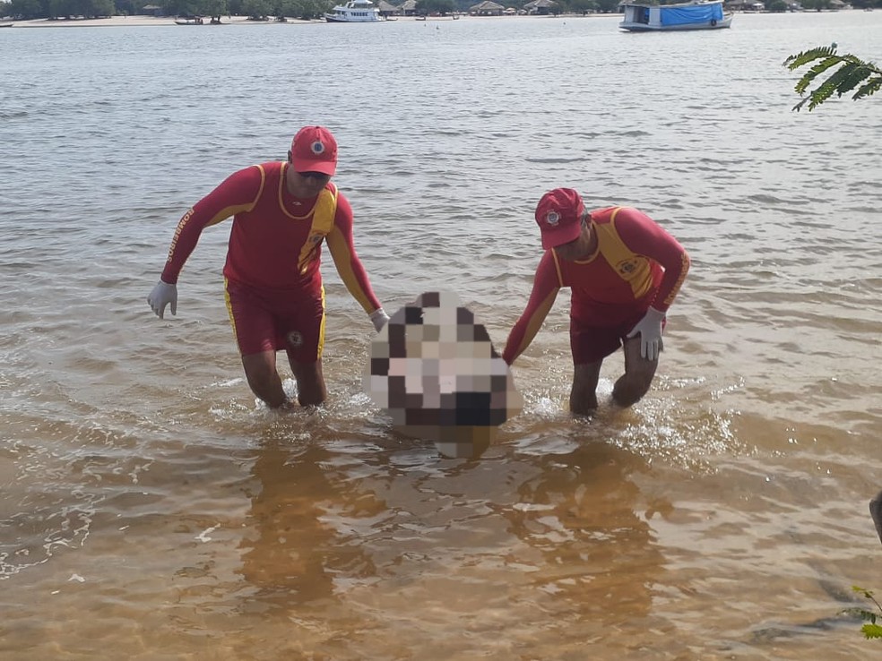 Corpo de homem foi retirado do rio por militares do Corpo de Bombeiros — Foto: 4º GBM/Divulgação