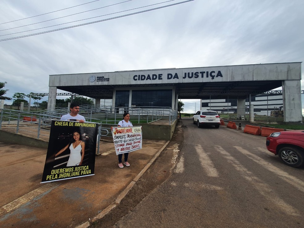 Com cartazes, família pede justiça pela morte da jovem — Foto: Iryá Rodrigues /g1