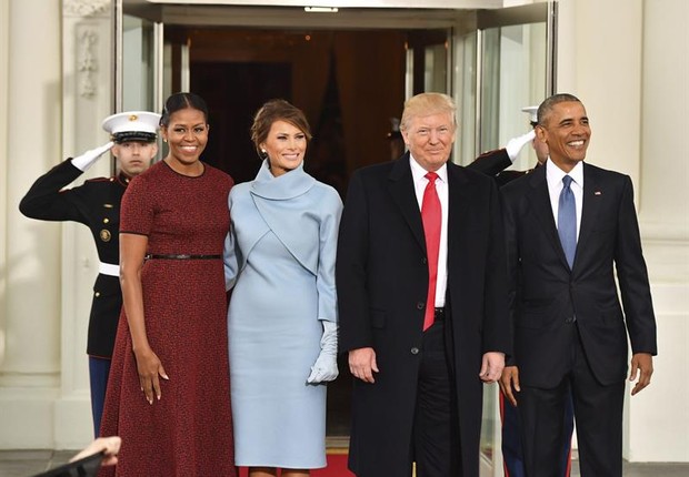 Donald e Melania Trump chegam à Casa Branca para chá com casal Obama (Foto: KEVIN DIETSCH/EFE)