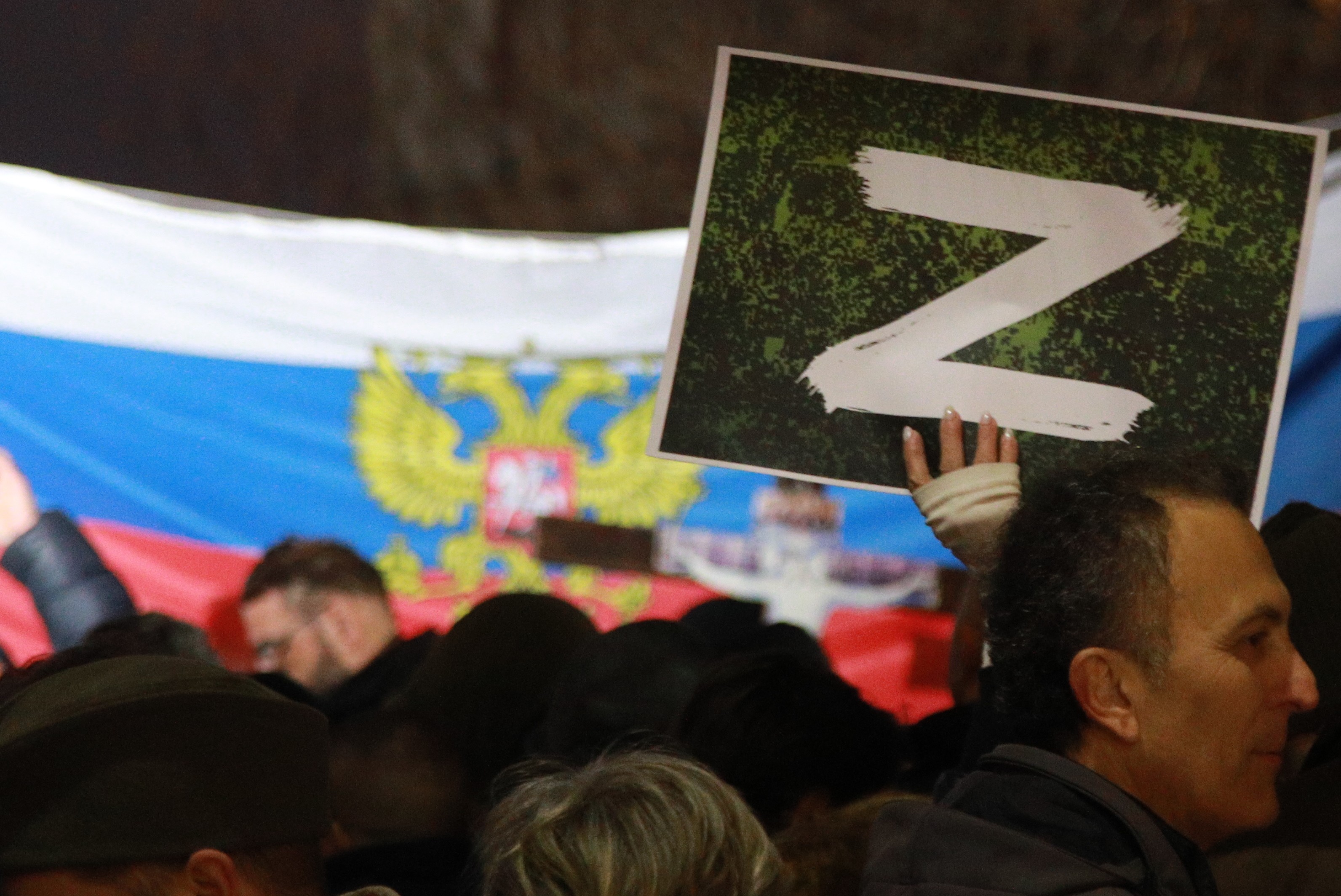 Protesto pró-Rússia na Sérvia incluiu bandeira antiga russa e a letra Z (Foto: Getty Images)