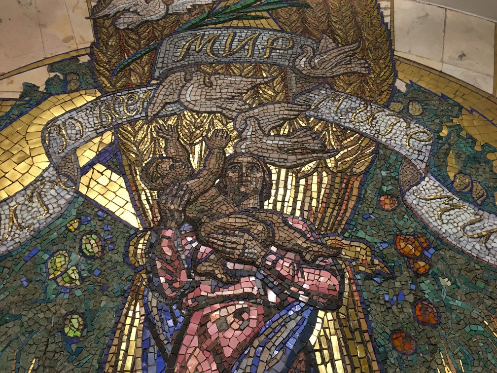 Detalhe do mosaico da estação Novoslobodskaya (Foto: Adriane Schultz/ G1)