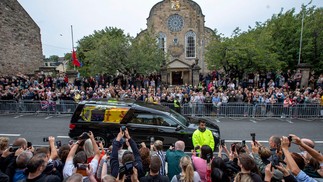 Público na Milha Real, em Edimburgo, assiste ao cortejo fúnebre da Rainha Elizabeth II — Foto: Jamie Williamson / POOL / AFP