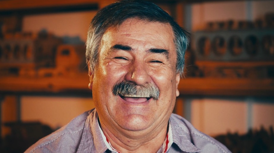 Deficiente visual produz obras de artes com madeira sem enxergar absolutamente nada