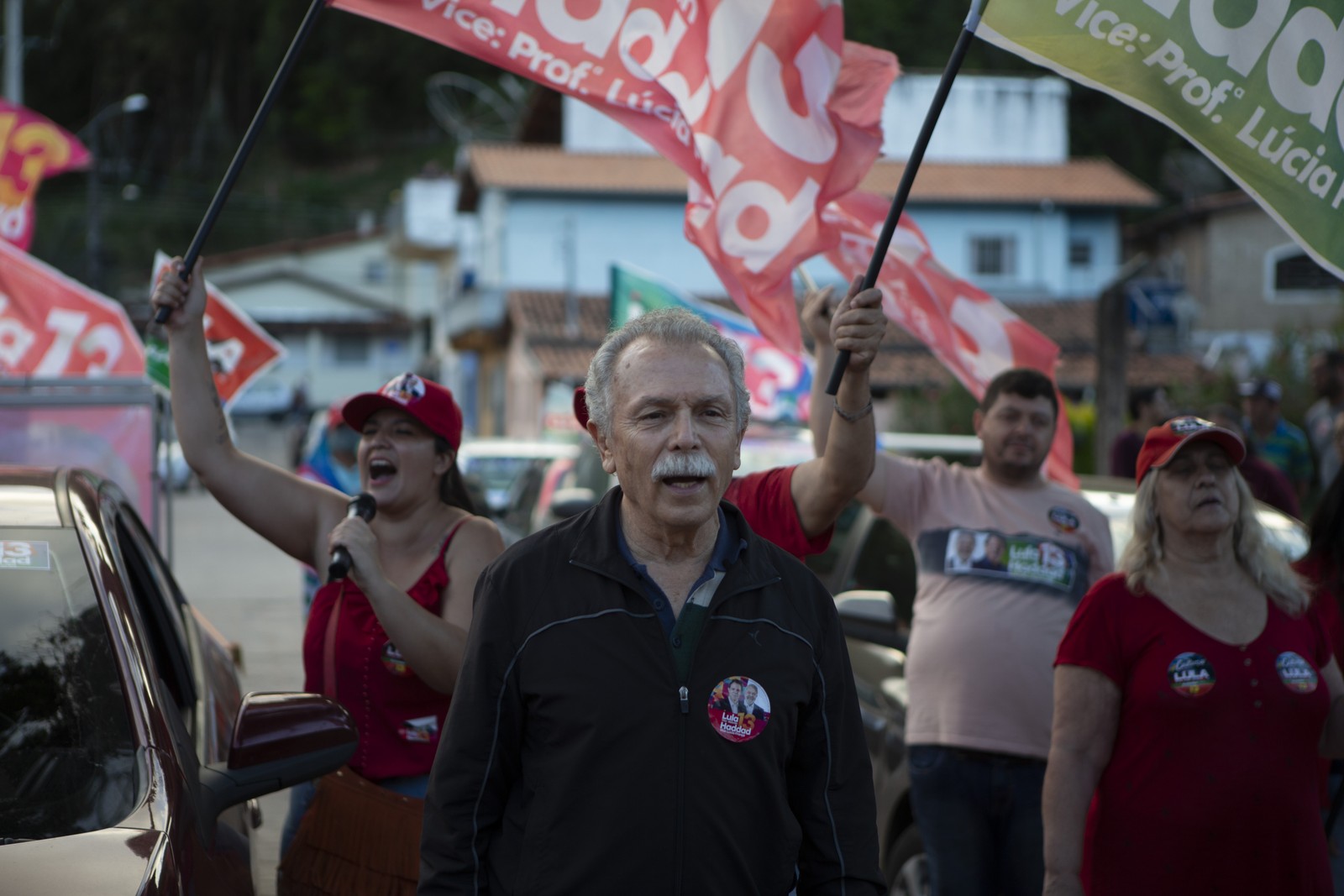 Ex-diretor do Inpe, e hoje morador de Paraibuna, Ricardo Galvão participa da campanha de Lula — Foto: Alexandre Cassiano/Agência O Globo