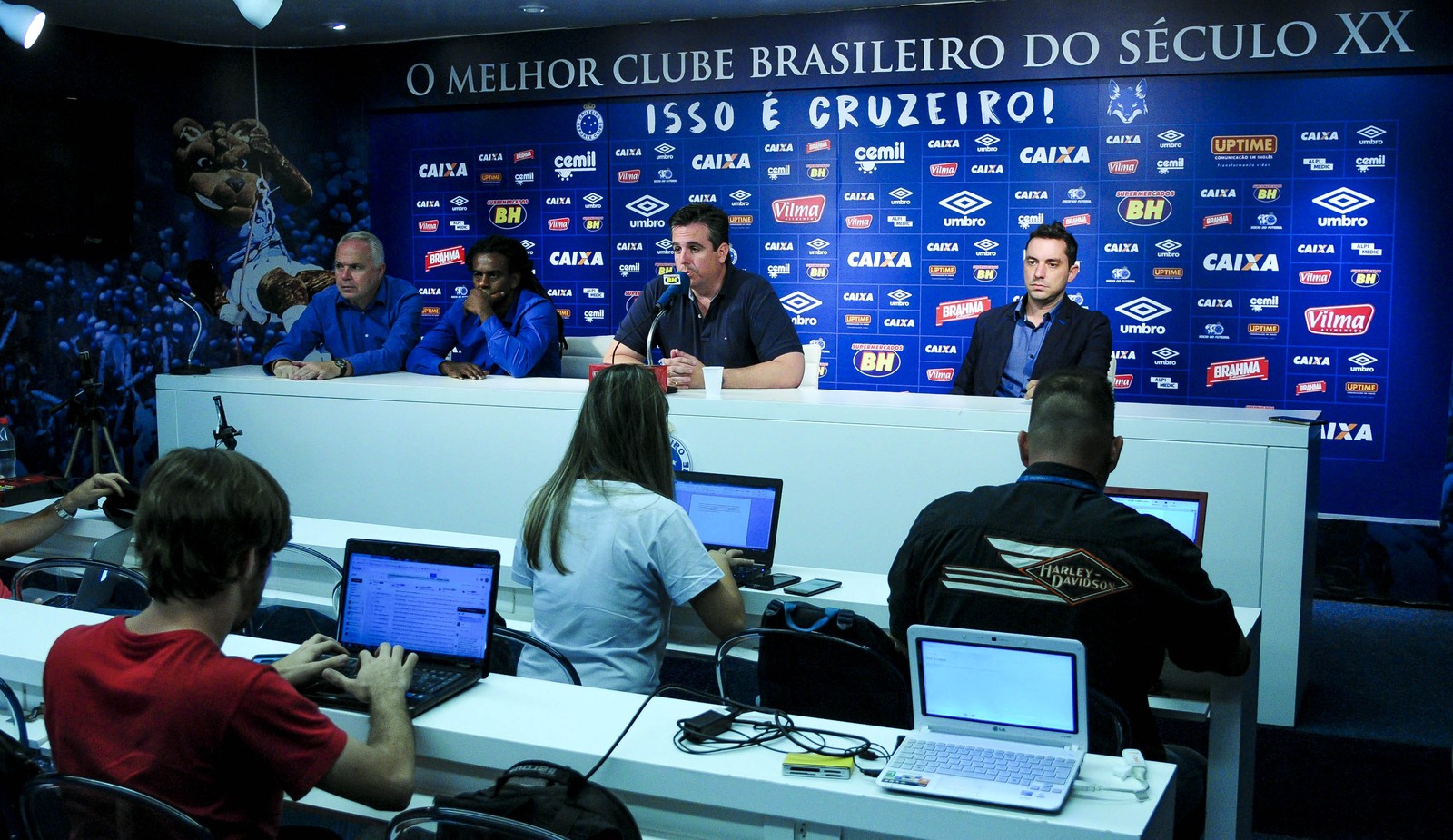 Cruzeiro liga luz amarela, faz reunião com elenco, mas mostra apoio a Mano