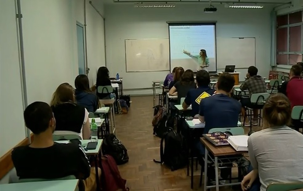 Estudantes podem perder bolsa de filantropia — Foto: Reprodução / RBS TV