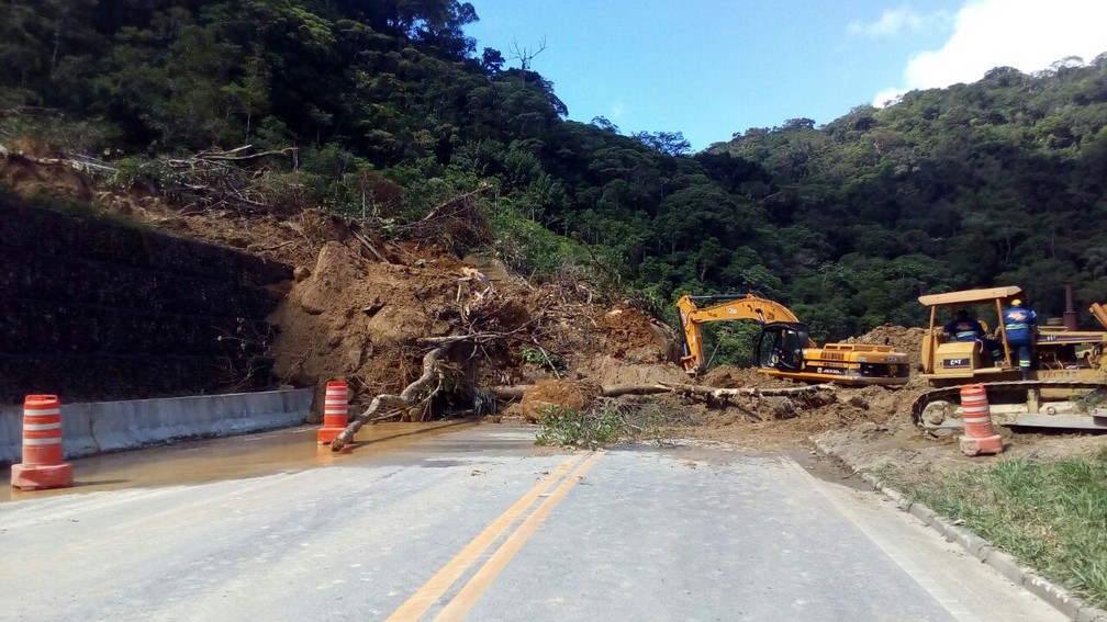 Pedra de 200 toneladas bloqueia rodovia Mogi-Bertioga. (Foto: Divulgação/Corpo de Bombeiros)