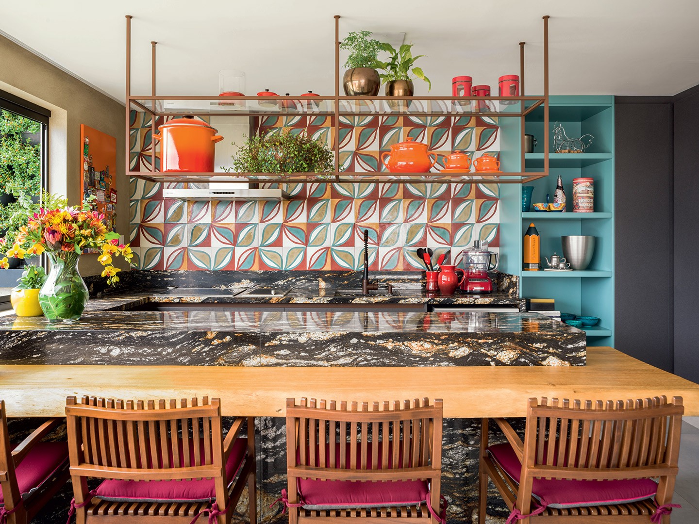 Área de lazer com espaço gourmet tem decór descontraído e colorido (Foto: Romulo Fialdini)