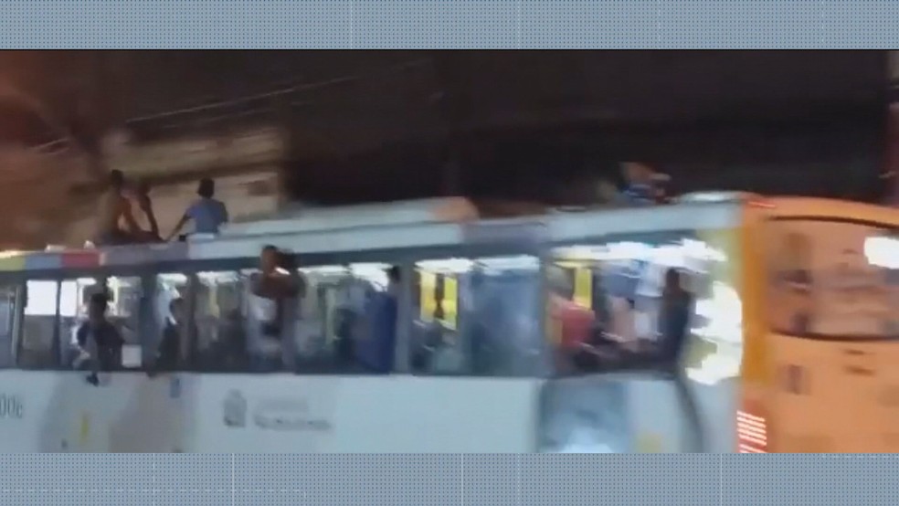 Pessoas viajando no teto e com o corpo para fora em ônibus em Copacabana, na Zona Sul do Rio — Foto: Reprodução/ TV Globo