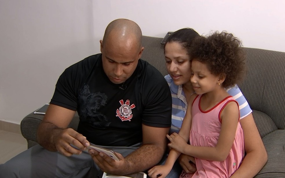 Kleiton revÃª as fotos das fÃ©rias no celular que tinha perdido durante as fÃ©rias, hÃ¡ dois anos (Foto: TV Anhanguera/ReproduÃ§Ã£o)
