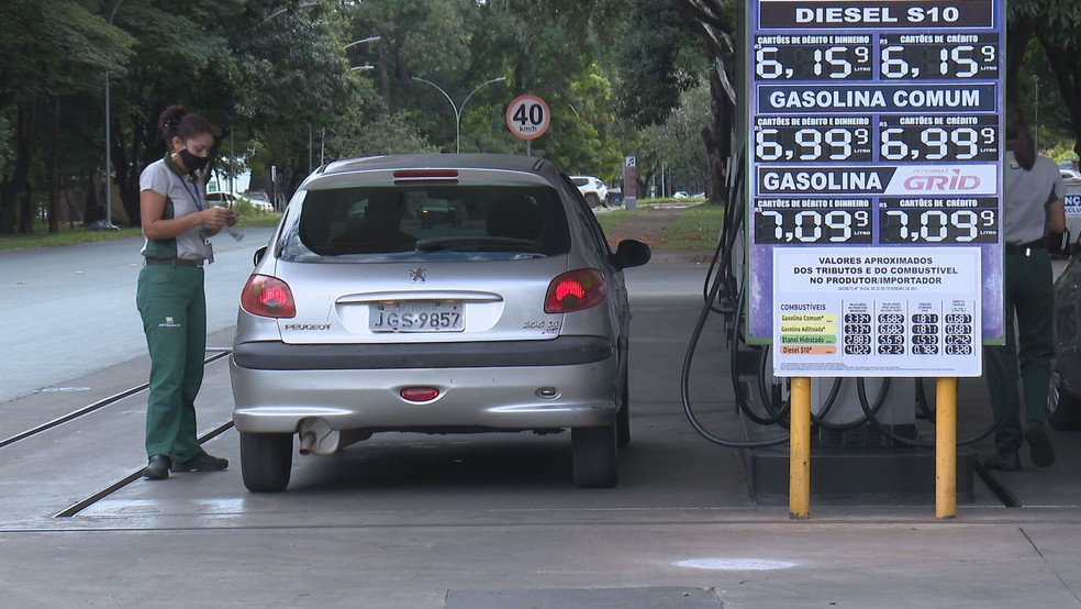 Gasolina comum vendida a R$6,99 nesta quinta-feira (9) em posto no Distrito Federal — Foto: TV Globo/Reprodução