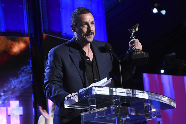 Adam Sandler recebe o Independent Spirit Award de Melhor Ator por Joias Brutas (Foto: Getty)