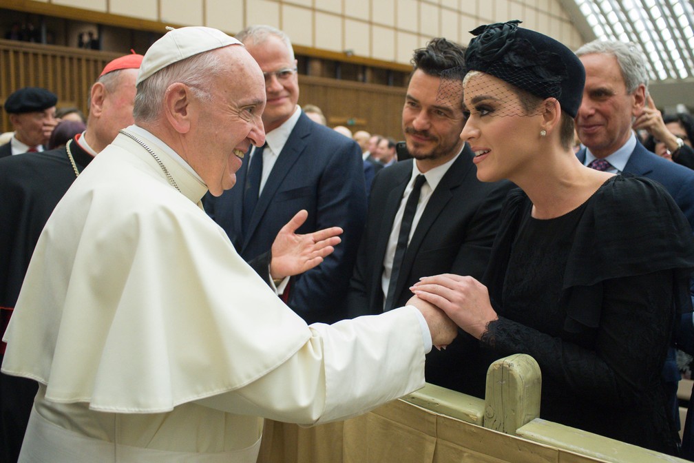 Katy Perry e Orlando Boom se encontram com Papa Francisco durante conferÃªncia "Unite To Cure" no Vaticano  (Foto: Handout / OSSERVATORE ROMANO / AFP)