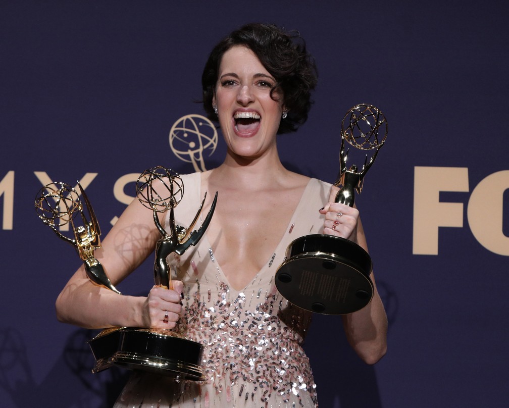 A atriz, roteirista e criadora de 'Fleabag', Phoebe Waller-Bridge, comemora com seus prêmios no 71º Emmy, no Microsoft Theatre, em Los Angeles, no domingo (22)  — Foto:  REUTERS/Monica Almeida