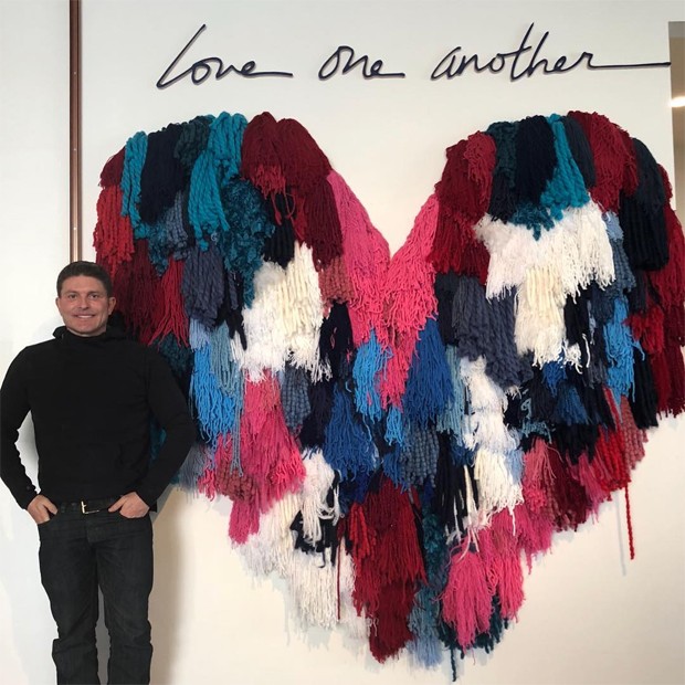 Kenny Goss, que é artista plástico, exibe uma de suas obras (Foto: Reprodução / Instagram)