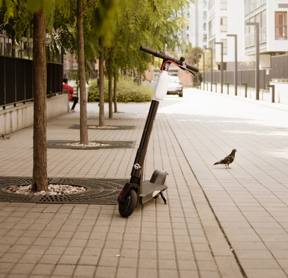 Patinete elétrico estacionado em praça — Foto: Pexels
