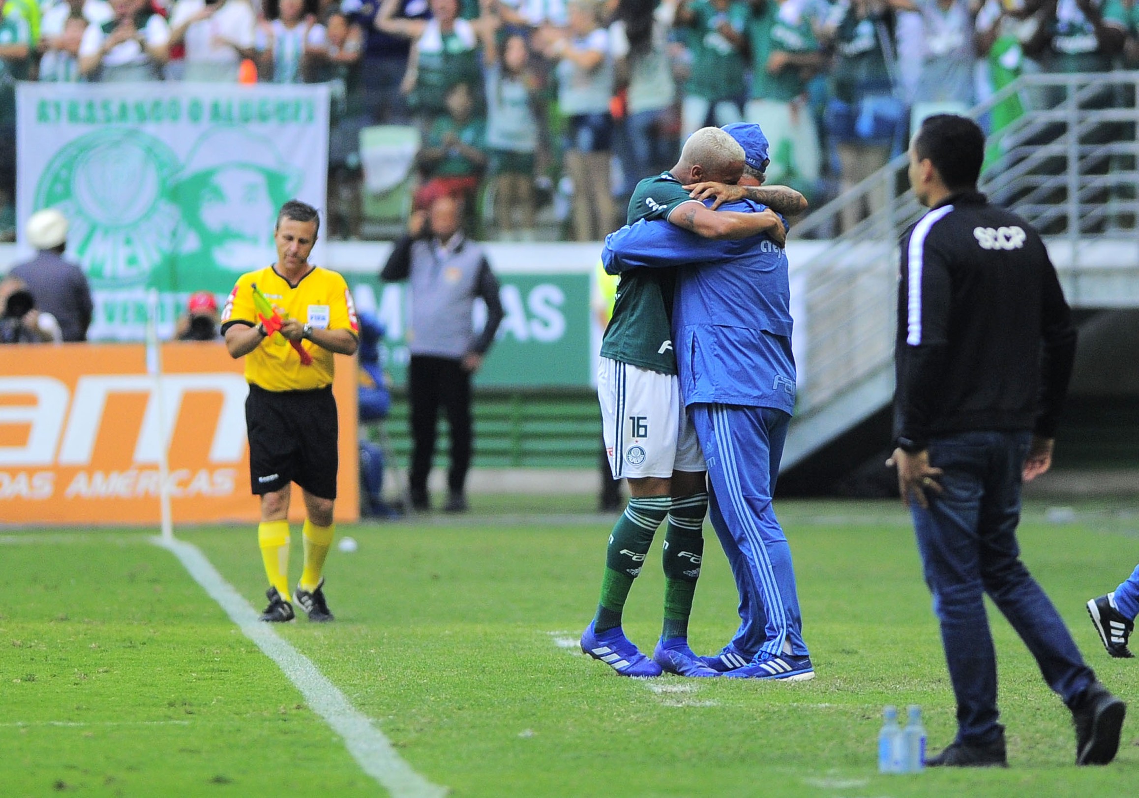 Deyverson marca, Palmeiras vence o Corinthians e segue vivo pelo título