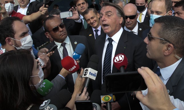 Bolsonaro fala com jornalistas durante agenda em Sorocaba (SP), em junho de 2021