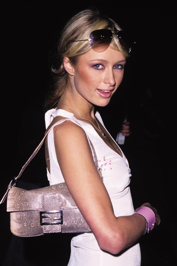 Paris Hilton com bolsa Baguette da Fendi