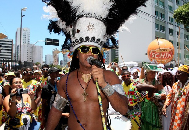 Carlinhos Brown Desce De Trio E Curte Folia No Chão Com Público - Quem ...