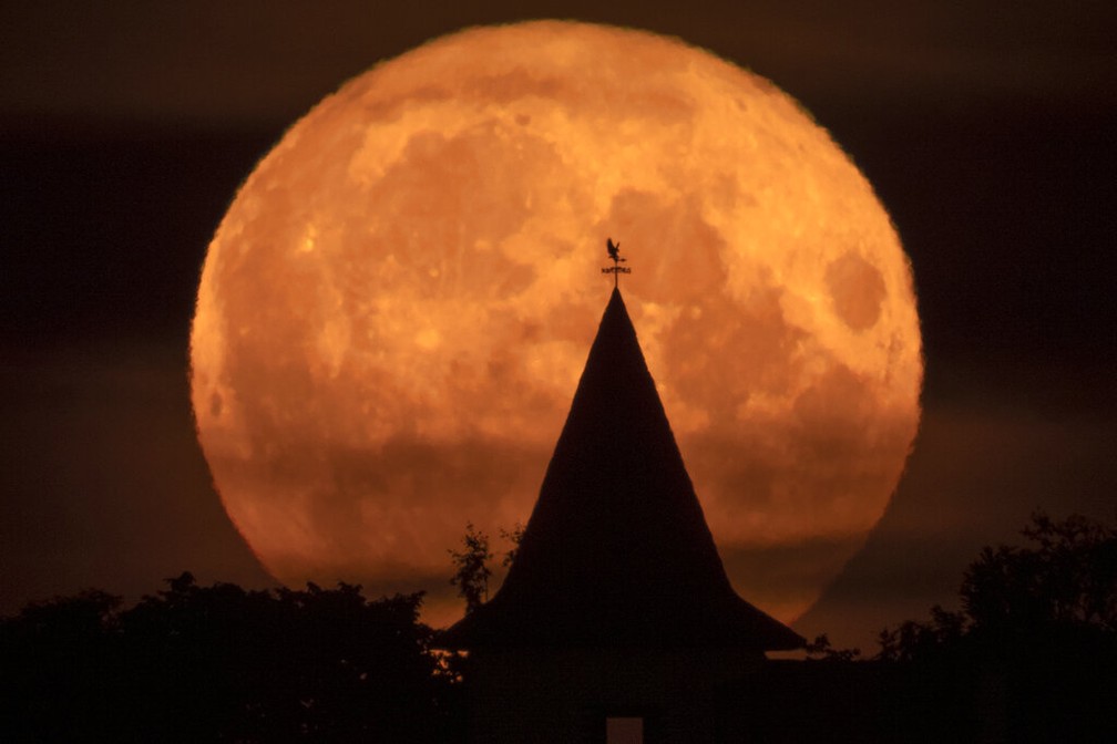 Na Rússia, Superlua dos Cervos é vista a leste de São Petersburgo — Foto: AP