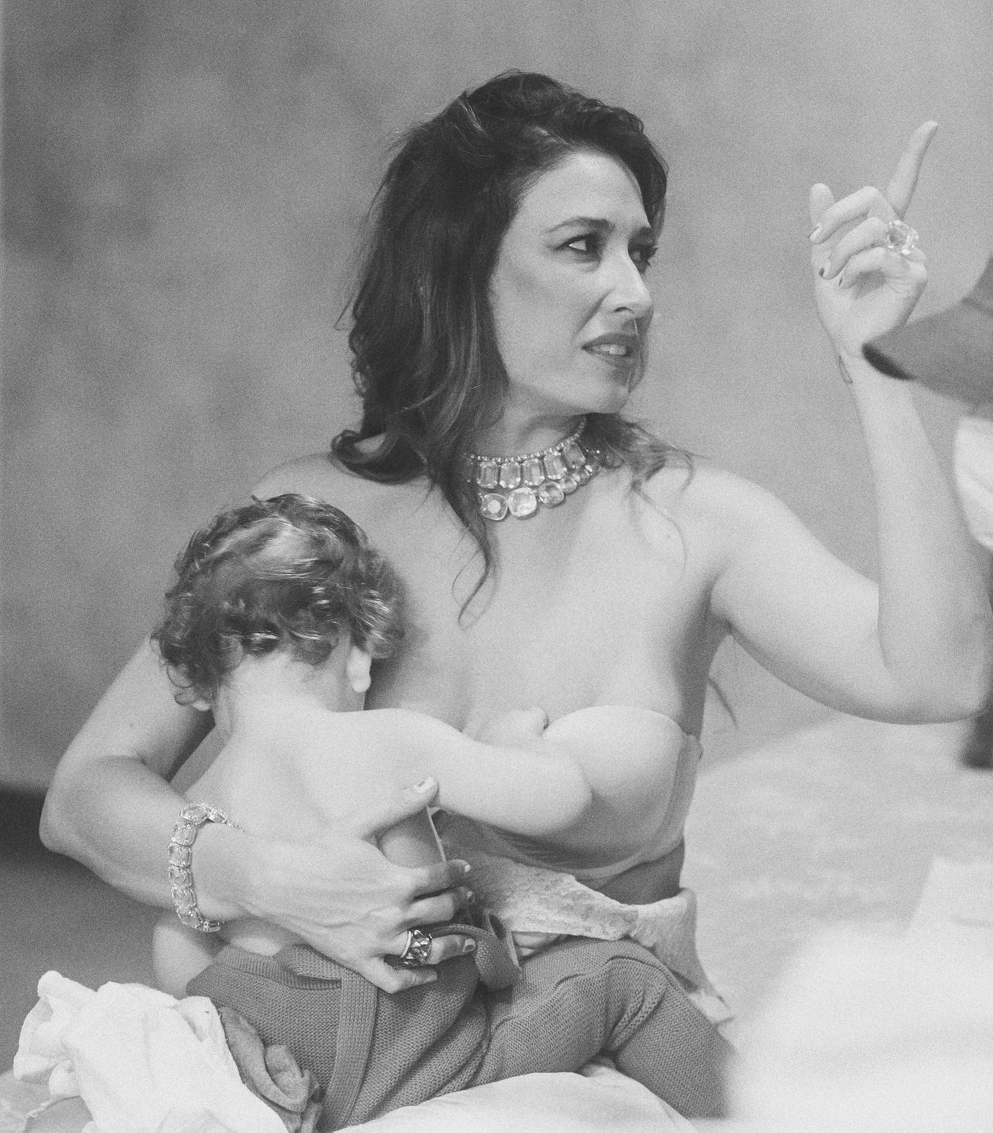 Giselle Itiê e Pedro Luna no clipe de Ocitocina, que reflete sobre maternidade (Foto: Reprodução / Instagram)