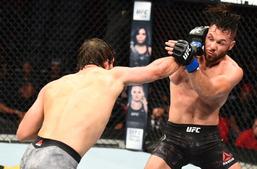 Andrew Sanchez golpeia Markus Maluko em sua vitória por pontos no UFC Lincoln (Foto: Getty Images)