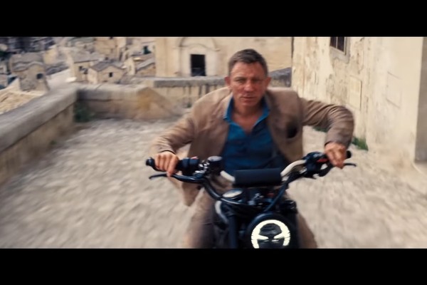 O ator Danie Craig pilotando uma moto em uma sequência de ação de 007 - Sem Tempo para Morrer (Foto: Reprodução)