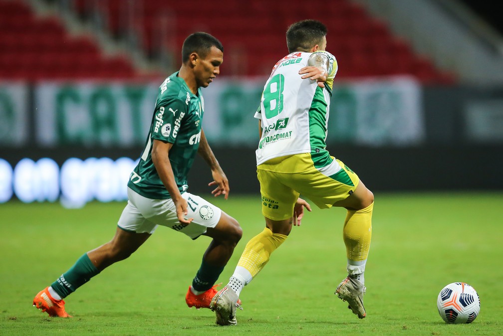 Gabriel Veron sofre lesão na coxa esquerda e deve ser desfalque para o Palmeiras nas próximas semanas